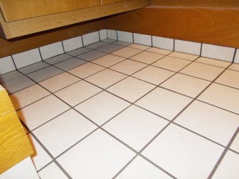 玄関タイルを貼替えて外出も気持ちよく 玄関タイルを貼替えて外出も気持ちよく